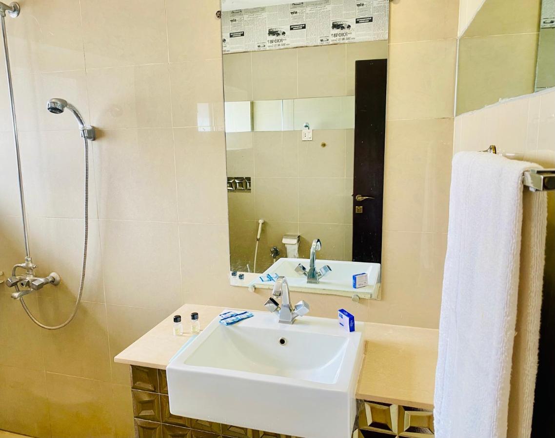 Hotel Royal One Мултан Экстерьер фото