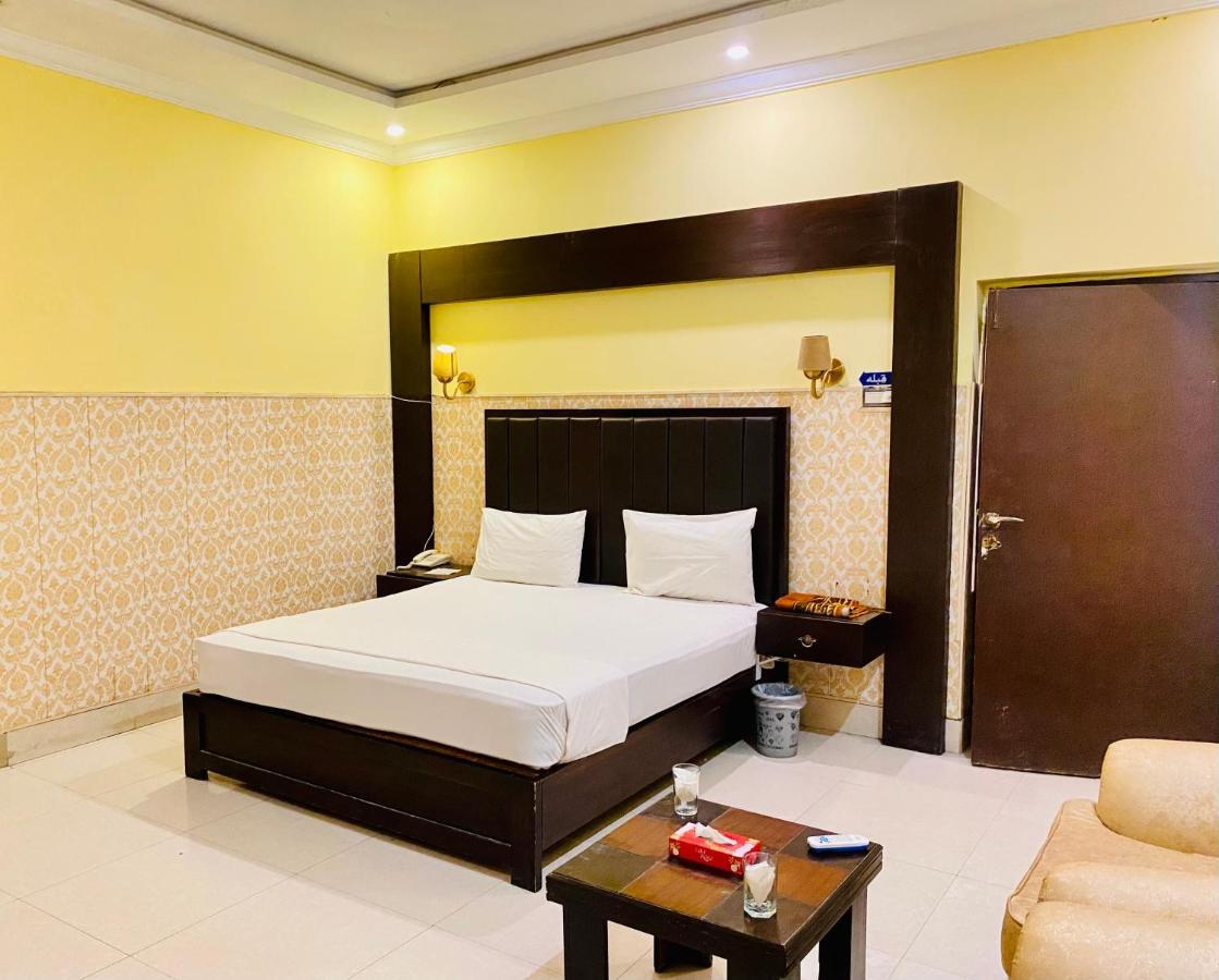 Hotel Royal One Мултан Экстерьер фото